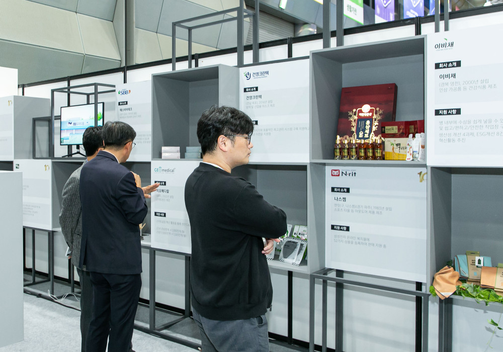 스마트공장 지원으로 성과를 거둔 중소기업들의 대표 제품과 지원 내용이 소개된 성과 사례 전시 공간.