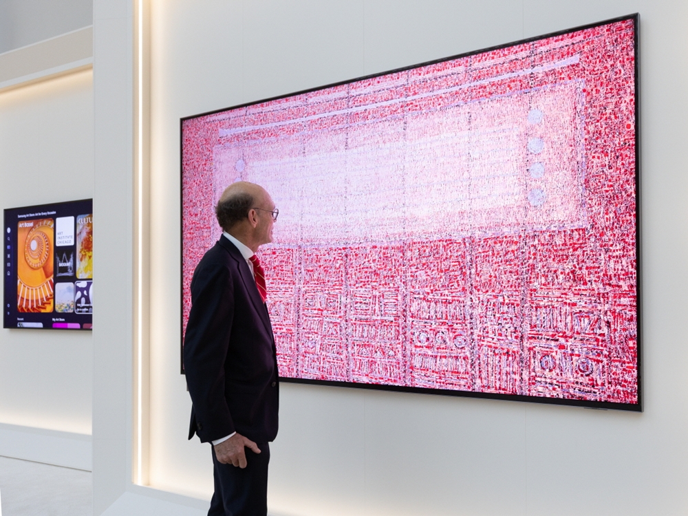 관람객이 삼성 마이크로 RGB TV에 전시된 이성자 작가의 '내가 기억하는 엄마(A Mother I Remember)'를 감상하고 있다. 