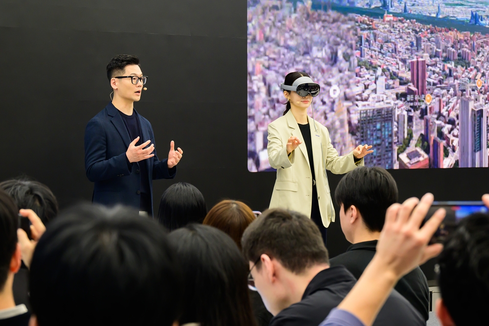 삼성전자 MX사업부 이승민 상무와 박유진 프로가 갤럭시 XR에 대해 소개하고 있다.