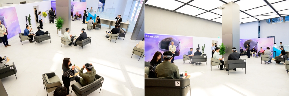국내 주요 미디어 관계자들이 삼성 강남에 마련된 체험존에서 갤럭시 XR을 직접 체험하고 있다.
