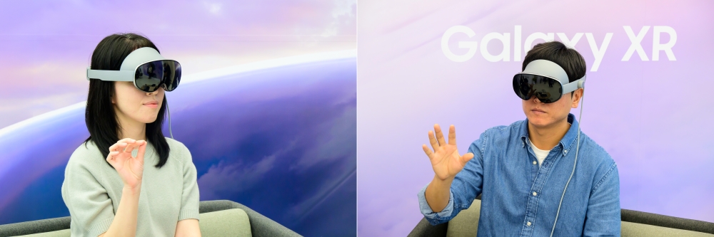 갤럭시 XR을 체험하고 있는 경향신문 노도현 기자와 더팩트 이성락 기자.