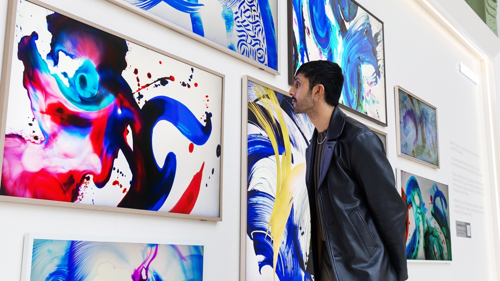 관람객이 더 프레임에 전시된 에어로신-렉스 메스트로빅(Aerosyn-lex Mestrovic) 작가의 작품을 감상하고 있다.
