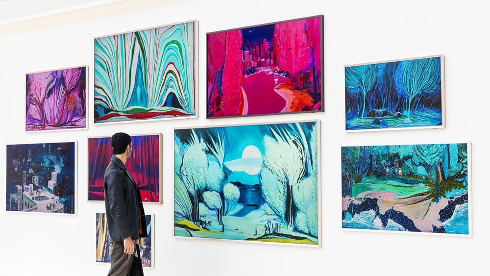 관람객이 더 프레임에 전시된 쥘 드 발랭쿠르(Jules de Balincount) 작가의 작품을 감상하고 있다.