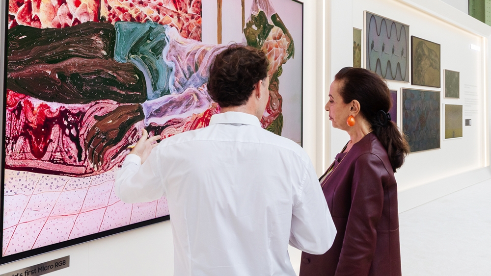 관람객이 삼성 마이크로 RGB TV에 전시된 루도빅 은코스(Ludovic Nkoth)의 '하루의 무게(A Day’s Weight)'를 감상하고 있다.