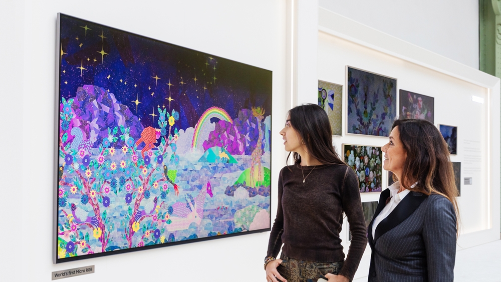 관람객이 삼성 마이크로 RGB TV에 전시된 사야 울포크(Saya Woolfalk) 작가의 작품을 감상하고 있다.