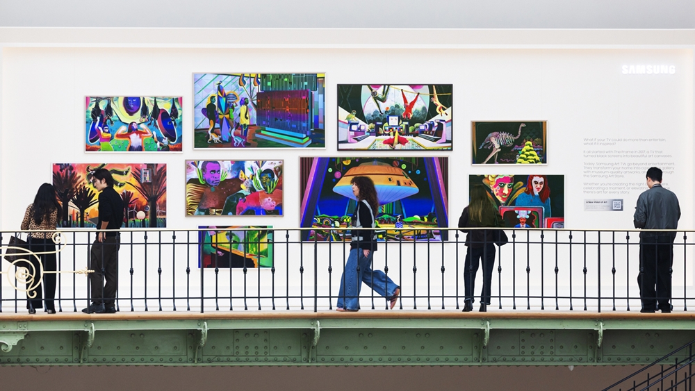관람객들이 아트 바젤 파리 삼성전자 전시존에서 삼성 아트 TV를 통해 다양한 작품들을 감상하고 있다.