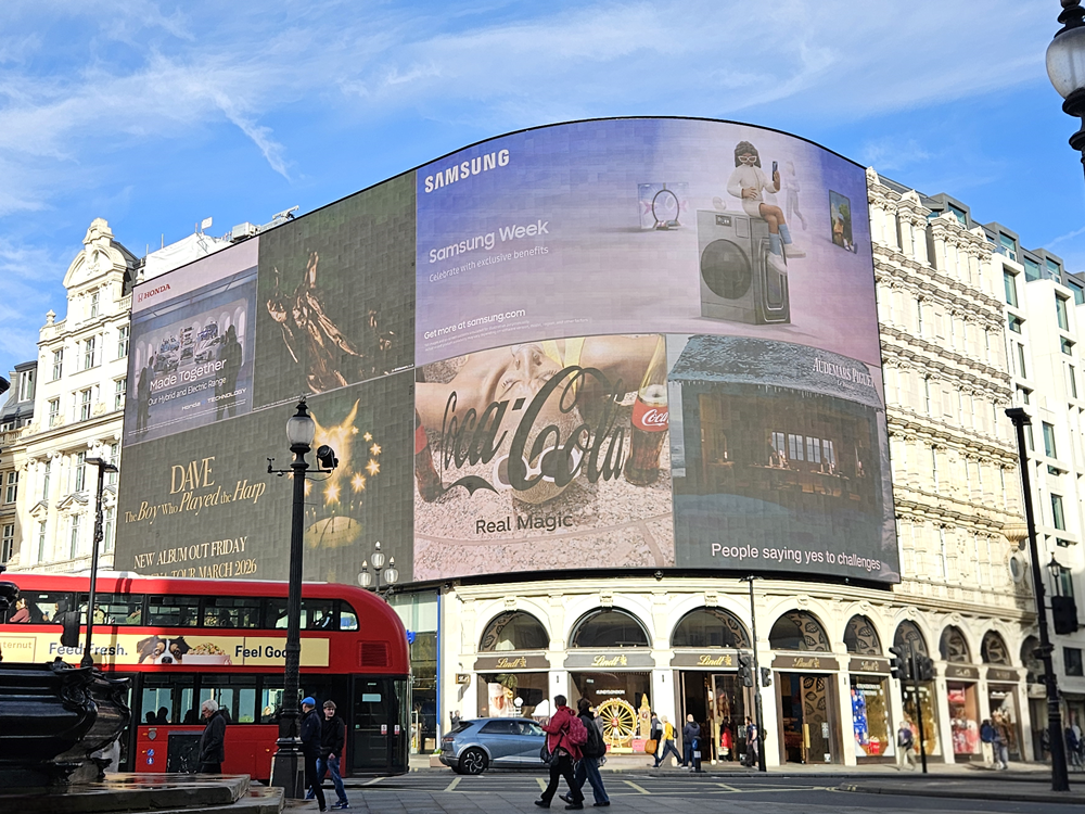 영국 런던 피카딜리 광장에서 진행하는 ‘삼성위크’ 옥외광고 모습.