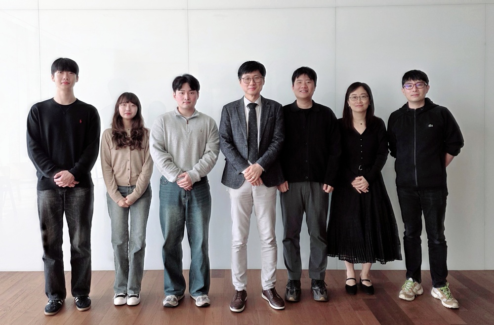 (왼쪽부터) 성균관대 가성현 연구원, 박혜린 연구원, 김상백 연구원, 박호석 교수, SR 라이프솔루션팀 정원지 프로, 김지연 프로, 오창훈 프로.