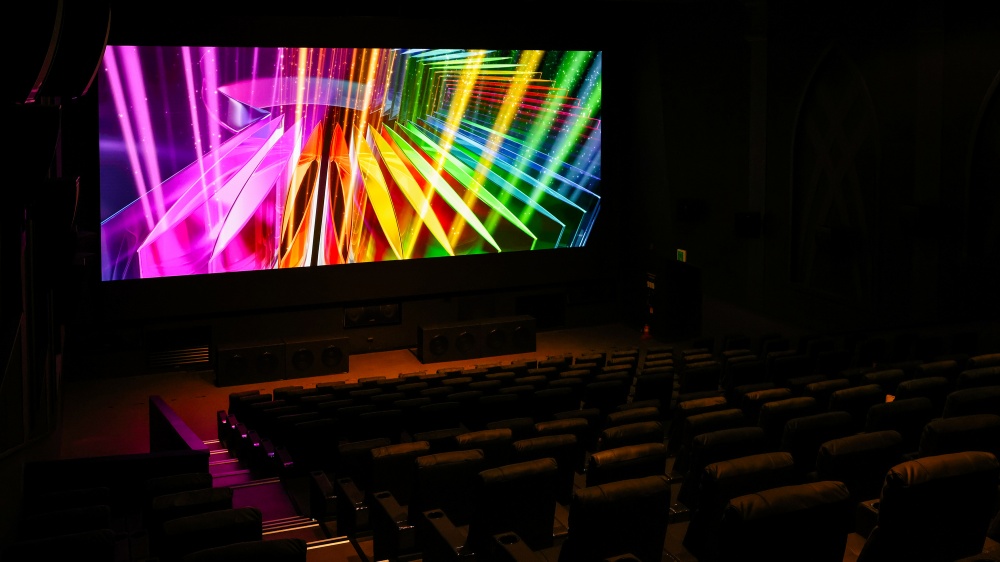 제작자가 의도한 색감과 질감을 그대로 담아내는 오닉스 스크린 덕분에 어떤 좌석에 앉아도 가장자리 왜곡이나 해상도 손실 없이 선명한 화면을 즐길 수 있다. 사진은 위에서부터 상영관 정면, 아랫줄 측면, 윗줄 측면에서 촬영함