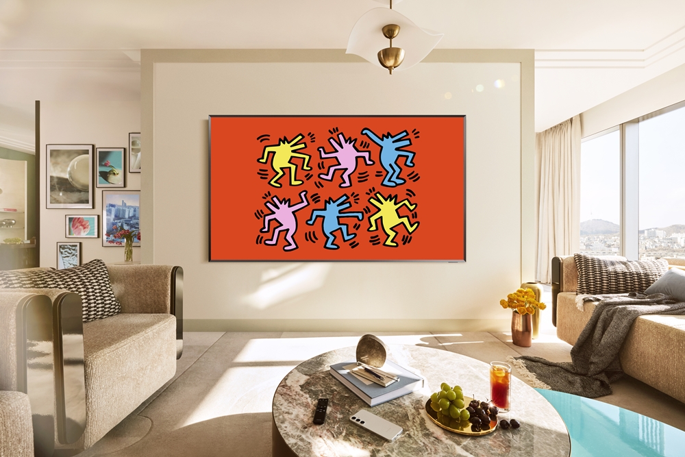 2025년형 삼성전자 Neo QLED 8K에 전시된 키스 해링(Keith Haring)의 '댄싱 독(Dancing Dog)'.