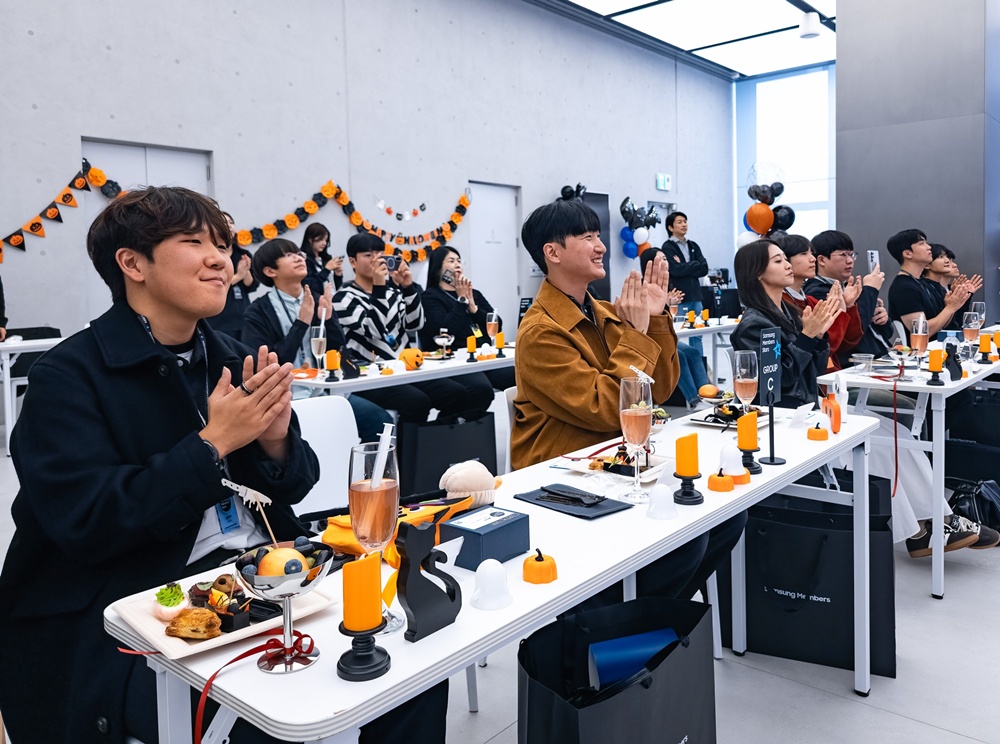 1년간 다채롭게 펼쳐질 스타즈 2026 활동 소개에 집중하는 스타즈의 모습