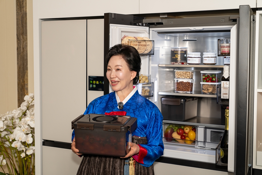 이하연 명인이 '라 리스트(La Liste) 2026' 시상식에 마련된 삼성전자 AI 가전 전시에서 '비스포크 AI 김치플러스 키친핏 맥스'의 기능을 시연하고 있는 모습.