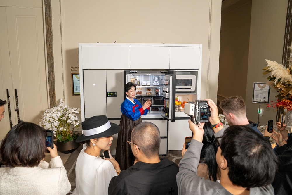 이하연 명인이 '라 리스트(La Liste) 2026' 시상식에 마련된 삼성전자 AI 가전 전시에서 '비스포크 AI 김치플러스 키친핏 맥스'의 기능을 시연하고 있다. 