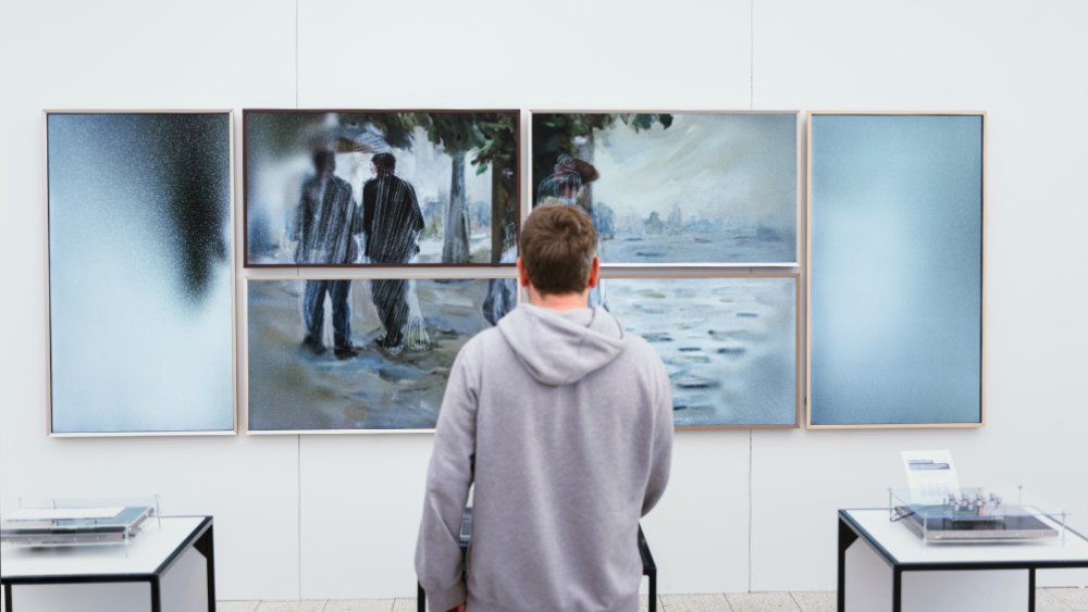 삼성전자는 체코 오디오비주얼 아트 그룹 펄소바트 콜렉티브(Pulsovat Kolektiv)와 함께 ‘더 프레임’을 활용한 '디지털 케이브(Digital Cave)' 인터랙티브 설치 전시를 선보였다.