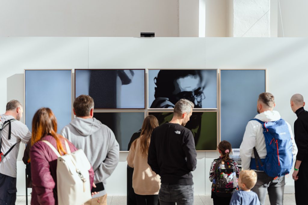 ‘더 프레임’은 ‘매트 디스플레이’와 ‘아트 모드’를 통해 밝은 환경에서도 정확하게 전시 이미지를 재생했다.