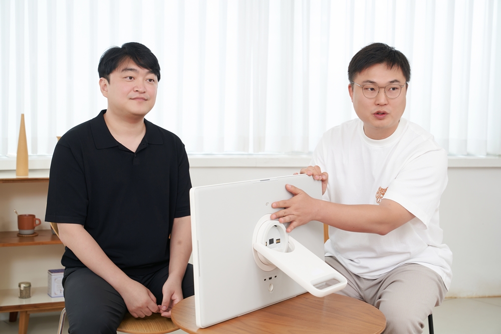 더 무빙스타일 후면. 제품 핵심인 킥 스탠드는 견고성을 위해 일체형 구조를 택했다.