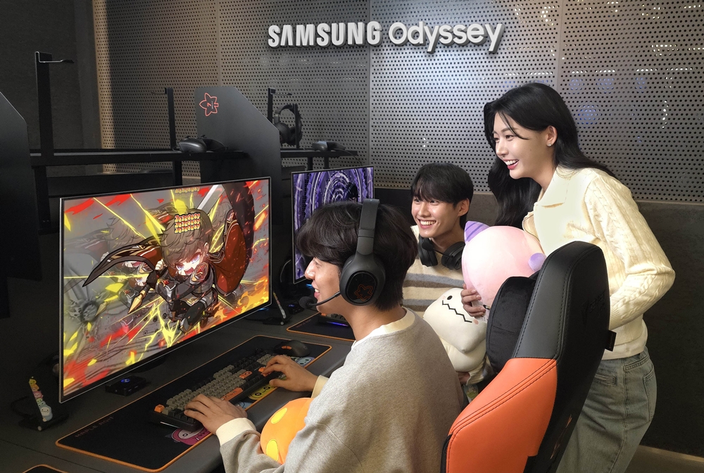 삼성전자 모델이 넥슨 플래그십 게이밍 공간 '메이플 아지트'에서 삼성 오디세이 게이밍 모니터로 게임을 체험하는 모습 1.