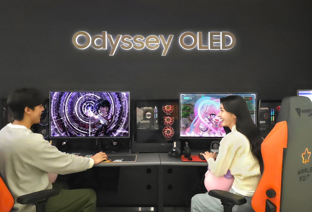 삼성전자 모델이 넥슨 플래그십 게이밍 공간 '메이플 아지트'에서 삼성 오디세이 게이밍 모니터로 게임을 체험하는 모습 4.