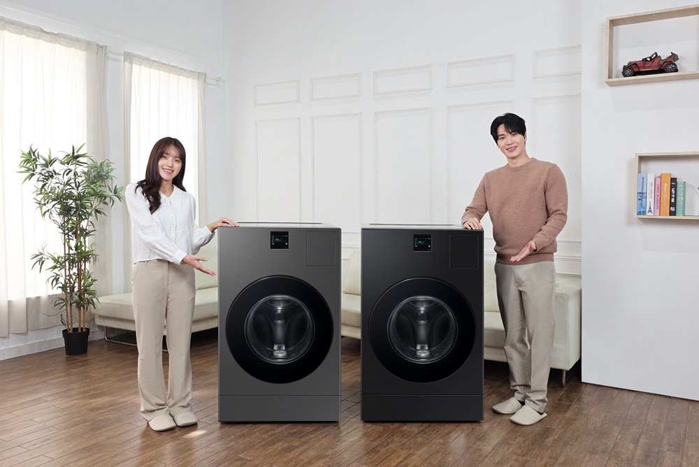 삼성전자 모델이 '비스포크 AI 콤보' 신규 색상 신제품을 소개하는 모습 1.