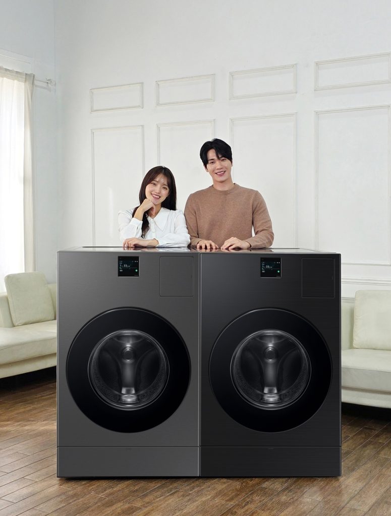 삼성전자 모델이 '비스포크 AI 콤보' 신규 색상 신제품을 소개하는 모습 2.