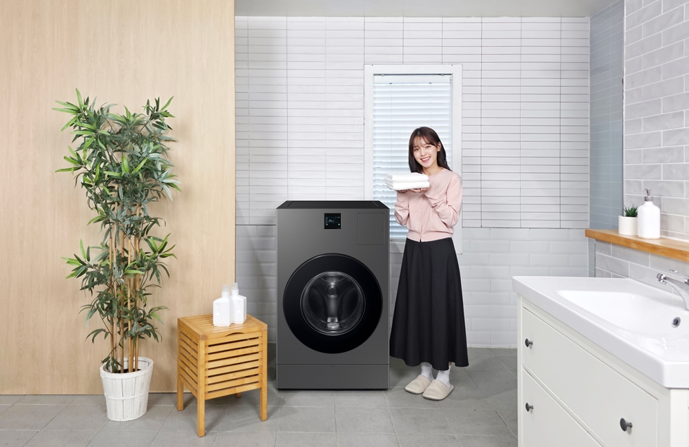 삼성전자 모델이 '비스포크 AI 콤보' 다크스틸 색상 신제품을 소개하고 있다.