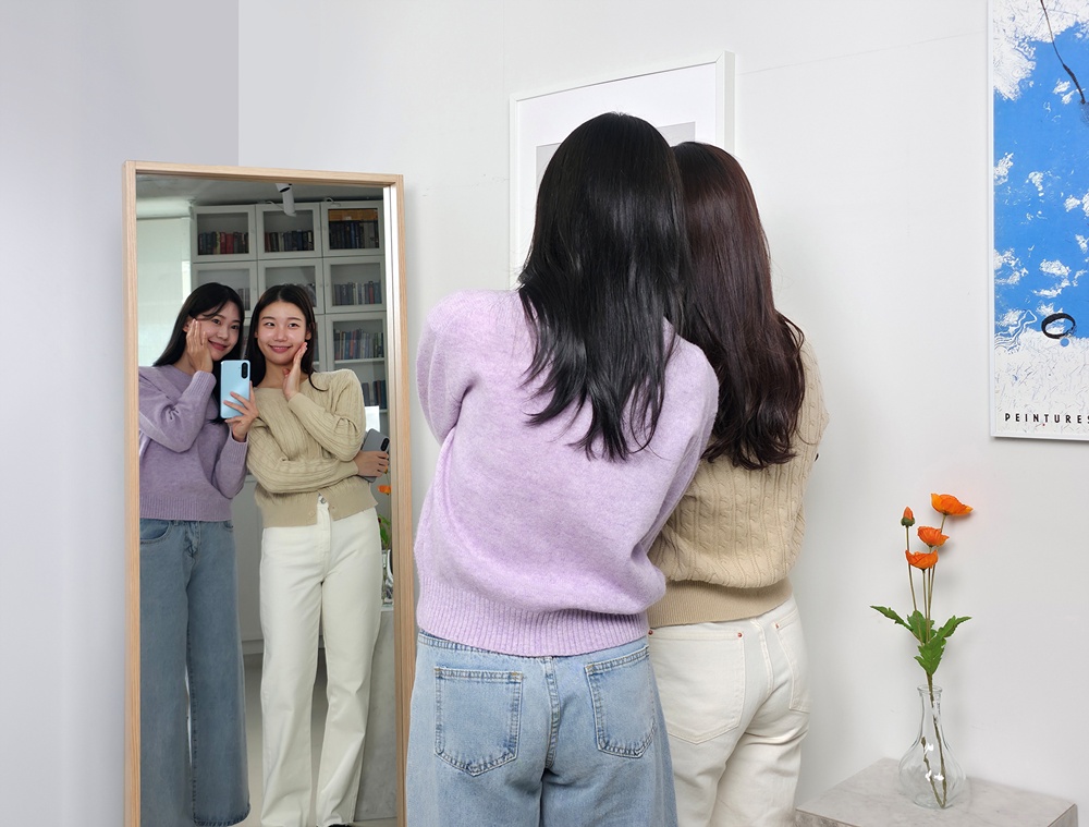 삼성전자 모델이 '갤럭시 A17 LTE'로 거울 셀피를 촬영하는 모습