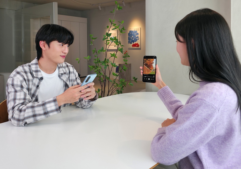 삼성전자 모델이 '갤럭시 A17 LTE'로 영상을 시청하는 모습