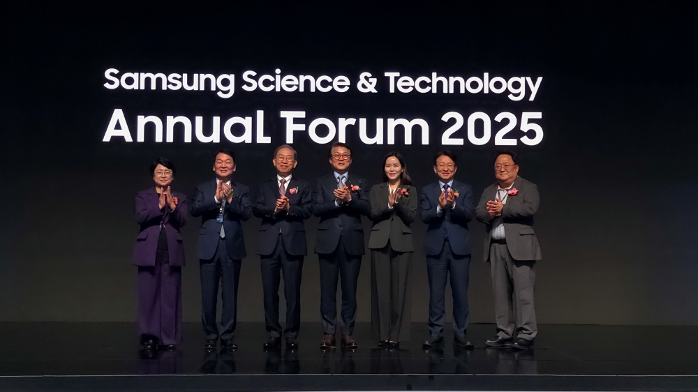 7일(금) 서울 강남구 인터컨티넨탈 파르나스 호텔에서 개최된 삼성미래기술육성사업 애뉴얼 포럼에서 참석자들이 기념 촬영을 하고 있다. (왼쪽부터) 김선민 조국혁신당 의원, 안철수 국민의힘 의원, 국양 삼성미래기술육성재단 이사장, 박승희 삼성전자 CR담당 사장, 이주영 개혁신당 의원, 권칠승 더불어민주당 의원, 김현수 삼성전자 미래기술육성센터장