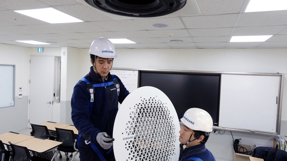 수능 고사장에서 삼성전자서비스 엔지니어가 삼성전자 시스템에어컨 사전 점검을 진행하고 있는 모습.
