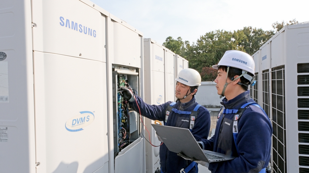 수능 고사장에서 삼성전자서비스 엔지니어가 삼성전자 시스템에어컨 사전 점검을 진행하고 있다.