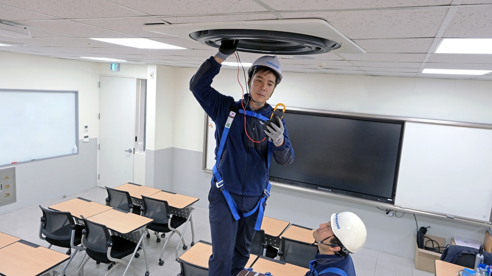 삼성전자서비스 엔지니어가 수능 고사장에서 삼성전자 시스템에어컨 사전 점검을 진행하고 있다.