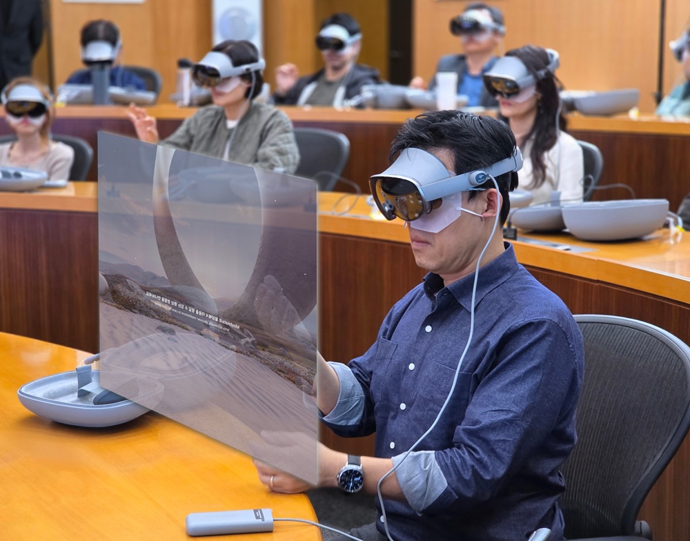 삼성인력개발원은 11월부터 AI(인공지능)와 XR(확장현실)을 결합한 차세대 교육 프로그램을 본격 도입했다.