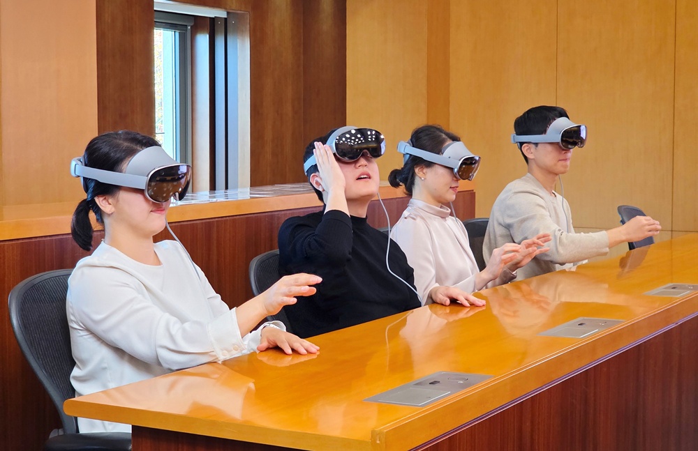 삼성 임직원이 삼성인력개발원에서 갤럭시 XR을 착용한 채 교육에 참여하고 있다.