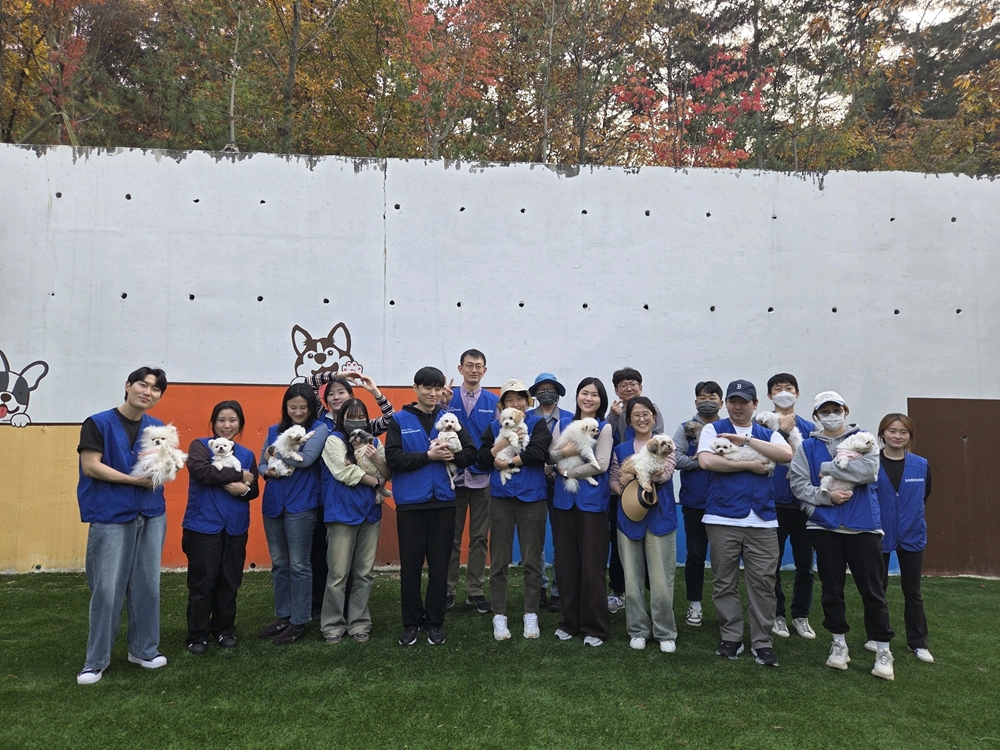 삼성전자 임직원들이 11월 6일 유기견 보호소를 찾아 산책, 견사 청소 등 봉사를 진행했다.