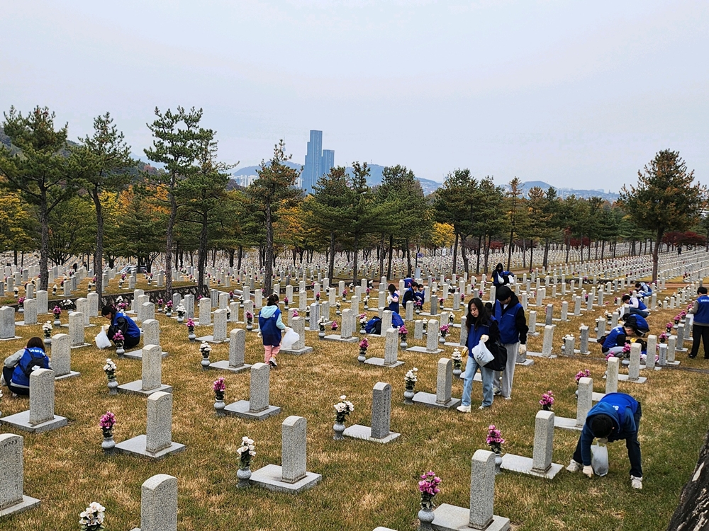 삼성전자 임직원들이 11월 8일 국립서울현충원을 찾아 묘역 환경정화 활동을 했다.