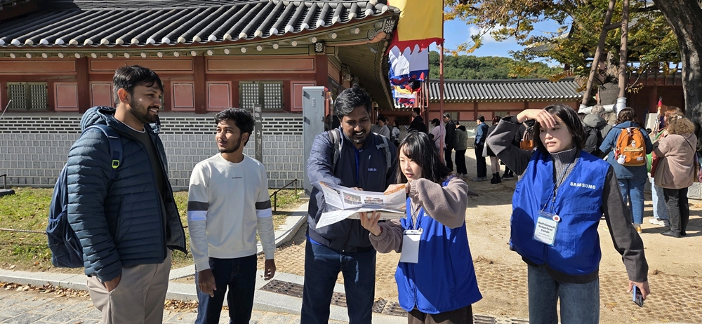 삼성전자 임직원들이 11월 8일 화성행궁에서 외국인 관광객들을 대상으로 안내 봉사를 진행했다.