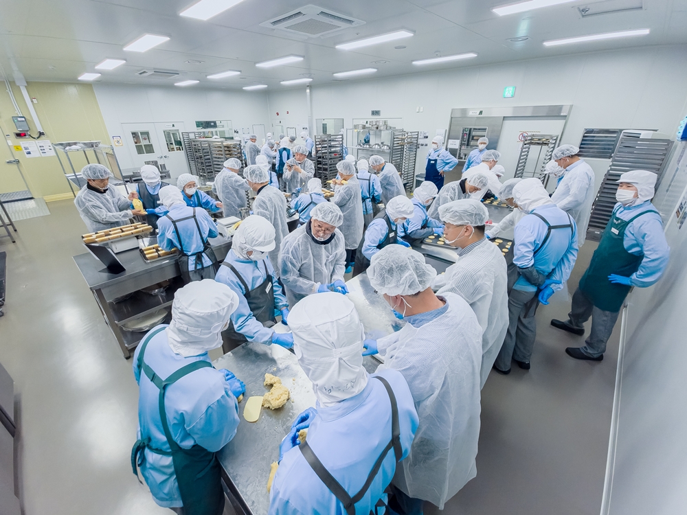 전영현 대표이사 등 삼성전자 DS부문 경영진들이 11월 10일 경기 용인시 장애인표준사업장 '희망별숲'을 찾아 쿠키 만들기 봉사에 참여한 모습 2.