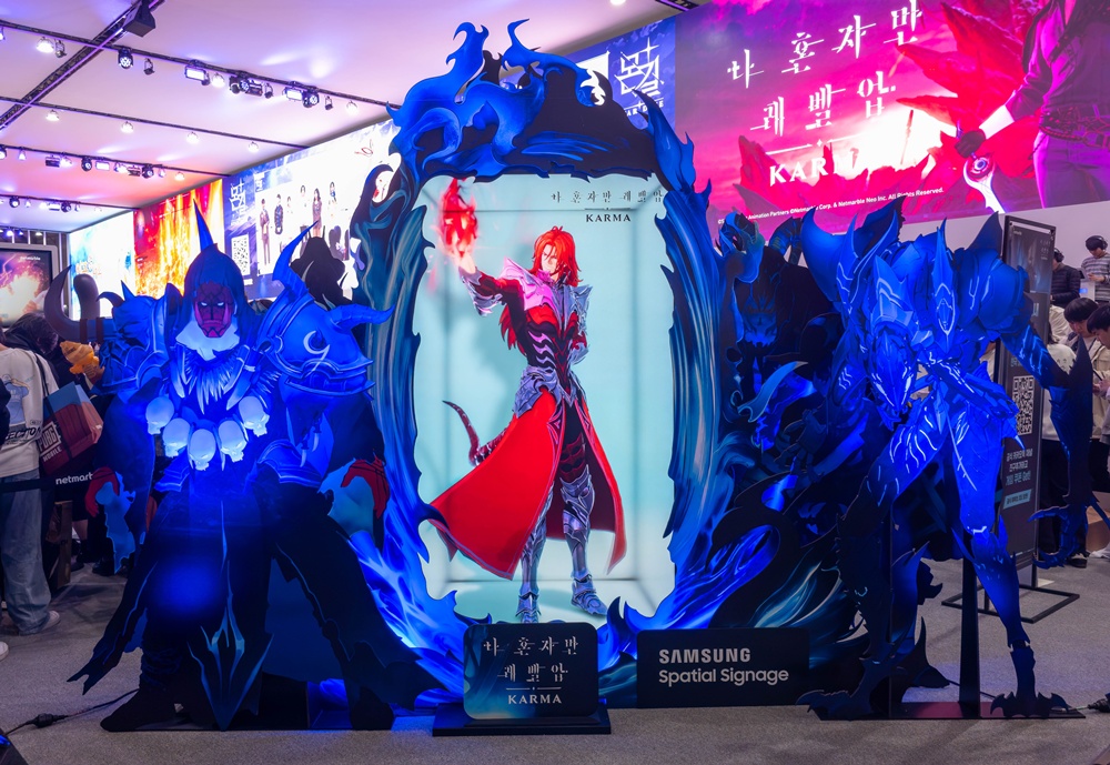 스페이셜 사이니지는 넷마블의 ‘나 혼자만 레벨업: 카르마’와 ‘이블베인’의 주요 캐릭터를 입체적으로 구현해 관람객의 시선을 사로잡았다. 사진은 '나 혼자만 레벨업: 카르마'의 '용제' 안타레스가 등장하는 모습.