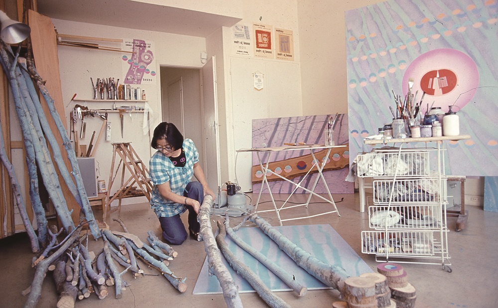 삼성전자가 1세대 한국 추상미술가 고 이성자 화백의 작품을 아트 스토어를 통해 전 세계에 선보인다. 사진은 1977년 파리 프로세시옹가(Rue de la Procession) 작업실에서 작품 활동에 앞서 재료를 준비하고 있는 이성자 화백의 모습.
