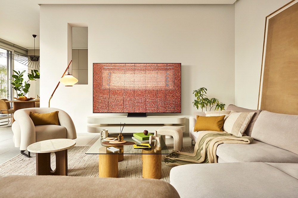 2025년형 삼성 Neo QLED에 전시된 1962년작 ‘내가 아는 어머니(A Mother I Remember).’ 이는 ‘여성과 대지’ 연작 중 하나로 작가의 어린 시절 어머니에 대한 기억과 한국적 정서가 담긴 작품이다. 삼성 아트 스토어에서 찾아볼 수 있다.
