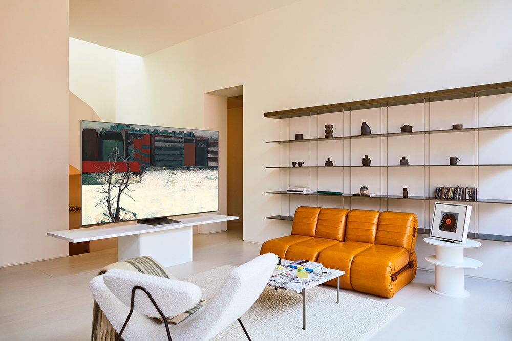 2025년형 삼성 Neo QLED에 전시된 ‘바우지라드 거리의 눈(The snow from Vaugirard street).’ 1955년 몽파르나스(Montparnasse)로 이사한 작가가 6층 방에서 보이는 풍경을 그린 작품이다. 이 작품은 원근감이 깨진 파리의 도시 풍경을 담아내며, 단청색 톤의 배경은 과감히 단순화되어 있다. 눈으로 덮인 전경은 화면 밖으로 뻗어 나오는 듯한 인상적인 깊이를 만들어낸다. 삼성 아트 스토어에서 찾아볼 수 있다. 