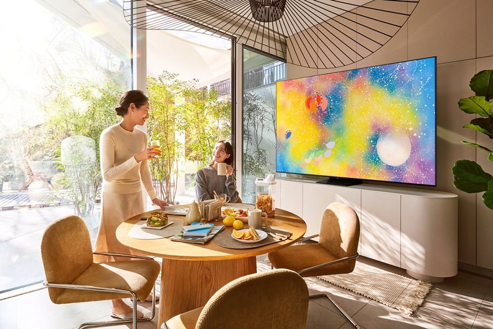 2025년형 삼성 Neo QLED에 전시된 2008년작 ‘9월의 도시(A City of September).’ 작가가 90세에 완성한 마지막 작품으로 작가의 예술세계를 집대성한 작품으로 평가받는다. 생전의 대립적 요소가 화합하여 초월적 우주로 회귀하는 모습을 표현한 작품이다. 삼성 아트 스토어에서 찾아볼 수 있다. 