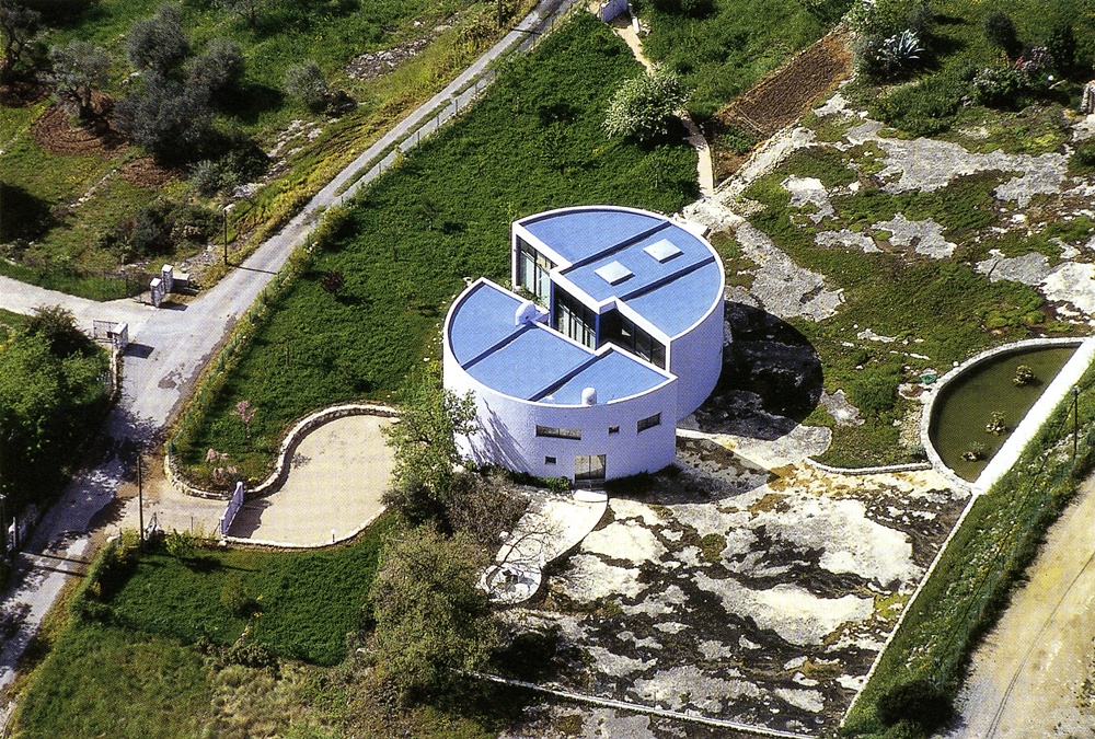 프랑스 문화재로 지정된 이성자 화백의 창작 공간 ‘은하수’ 전경. 이성자 화백이 직접 설계한 은하수는 음양의 조화를 형상화한 반원형 구조가 특징이다.