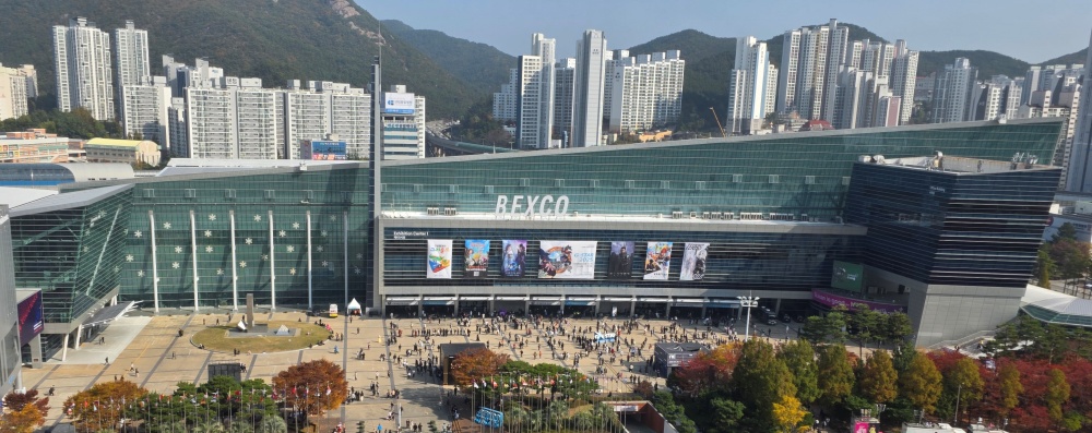 삼성전자는 국내 최대 게임 전시회 지스타 2025에서 국내 유수의 게임사들과 협업하며 전시장 여러 곳에서 게이밍 모니터 오디세이의 압도적 몰입감을 뽐냈다.
