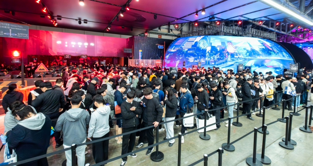 오디세이 OLED G5로 신더시티를 체험하기 위해 엔씨소프트 부스 앞에 길게 줄 선 관람객들
