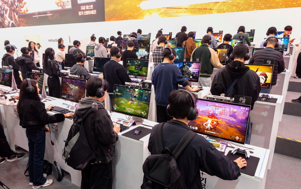 지스타 2025 넷마블 부스에서 관람객들이 오디세이 3D 게이밍 모니터를 체험하고 있다.