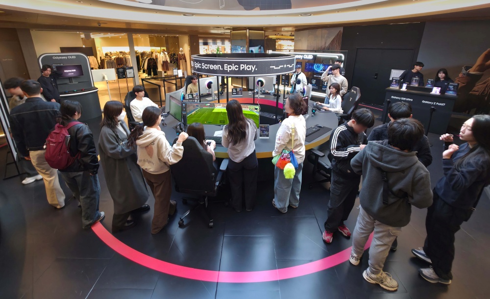 관람객들이 삼성 오디세이 게이밍 모니터와 갤럭시 스마트폰으로 게임 플레이를 경험할 수 있는 ‘오디세이 게임 스테이션’ 팝업 체험존을 방문하고 있다.