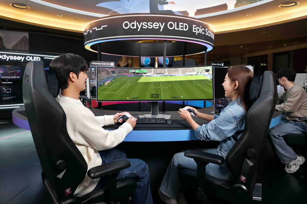 삼성전자 모델이 32:9 비율의 ‘오디세이 OLED G9’으로 일렉트로닉 아츠(EA)의 최신 축구 게임 ‘EA 스포츠 FC™ 26’을 넓은 시야로 즐기고 있다.