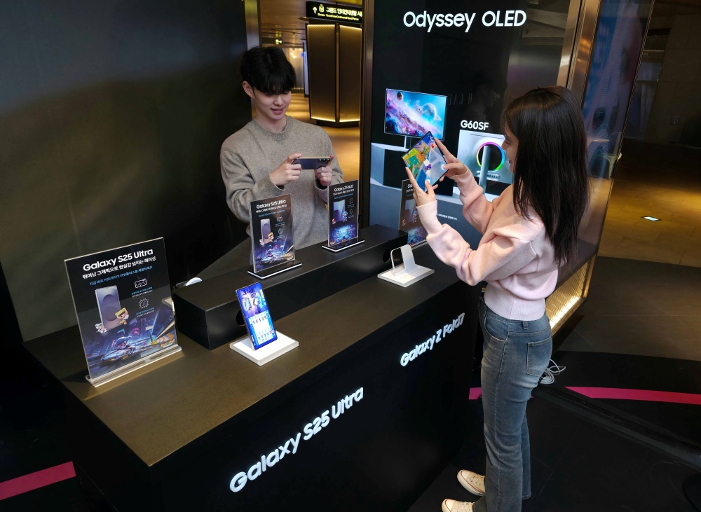 삼성전자 모델이 ‘갤럭시 Z 폴드7’과 ‘갤럭시 S25 울트라’로 넥슨의 ‘카트라이더 러쉬플러스’를 즐기고 있다.