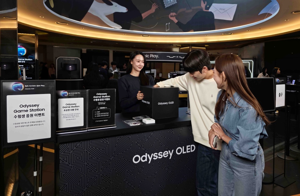 삼성전자 모델이 ‘오디세이 게임 스테이션’에서 키캡키링, 스티커, 무선 충전기 등 경품을 제공하는 현장 럭키 드로우 이벤트에 참여하고 있다.